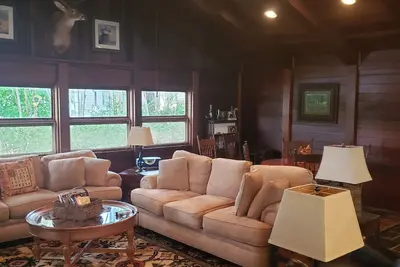 Image de Charming family-friendly Lake Martin 4-bedroom\/4-bath cabin beautiful on point.