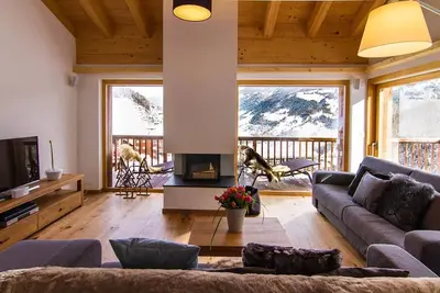 Image de Splendide Duplex de 207m2 propose un vaste living room avec cheminée et vue époustoufflante sur les