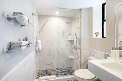 Image de The Benjamin’s Midtown 1br King Suite, Living Area, Steps from Rockefeller