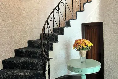 Image de Mediterranean riverfront WiFi, Ac in downtown Dayton & 3 min to Ud Amazing ❤️