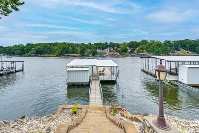 Image de Large Lake of the Ozarks Home: Deck, Dock & Views
