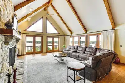 Image de Spacious Osage Beach Home w/ Panoramic Lake Views