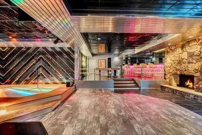Image de Ultimate Fun Celebrity Mansion Private Dance Floor Pickleball Courts