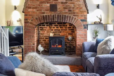 Image de Historic riverside cottage perfect for couples or small families, and pet-friendly too.