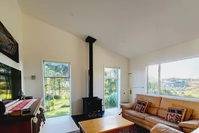 Image de A warm, sunny and contemporary home, ideal for a family or friends to enjoy.