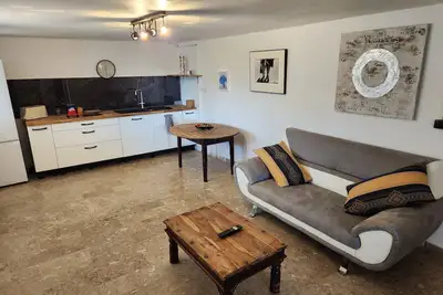 Image de T3 dans le sud avec  jardin privé, coin barbecue.