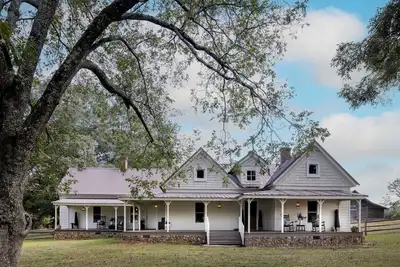 Image de Original Farmhouse est <1920, Professionally Designed, Charm & Comfort in mind!