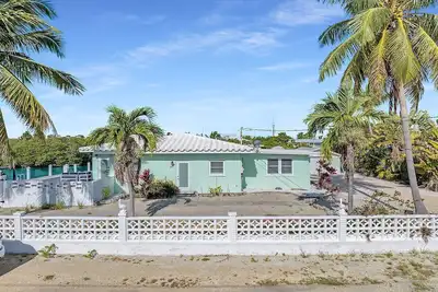 Image de Charming 3-bedroom house with pool and dock