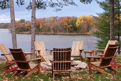 Image de Escape to Tranquility: A Charming 9-Bedroom Lodge on the lake shore of Sand Lake