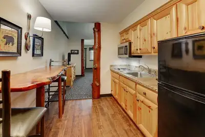 Image de Extended Stay Queen Suite, Stoney Creek, Kitchen and Balcony | 2 Units