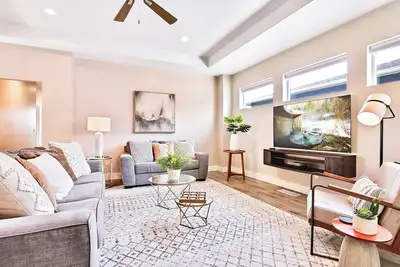 Image de 2 New Modern Homes Sleep 12-16 in Central Meridian Near Shops Dining Parks & Fun