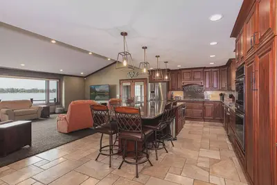 Image de South Bay Lake Life - Spacious with Beautiful Lakeview's!