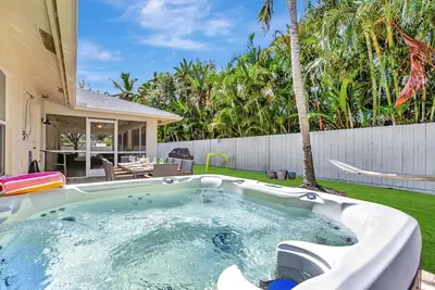 Image de Hottub! Mini Golf! Water Access! Pets! 5min beach!