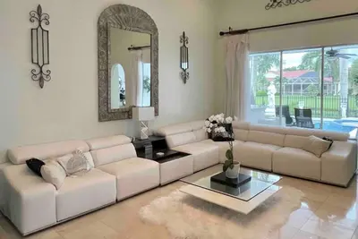 Image de Elegant home private pool private patio bar with Tv on lake