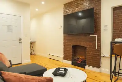 Image de Modern 1-bedroom Garden Apartment with Backyard, up to 25 mins to Times Square