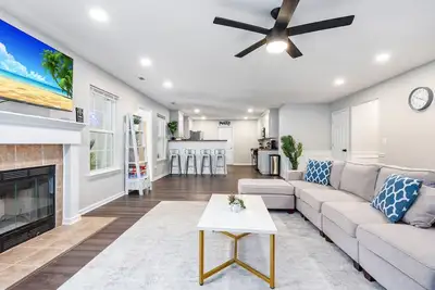 Image de ⥼The Aire⥽ Bright 3200 Sq Feet 4 Bed 3 Bath Home