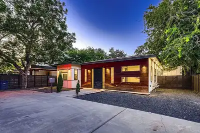 Image de Luxurious Villa in the heart of Austin 5 minutes to Downtown and SoCo + Hot Tub