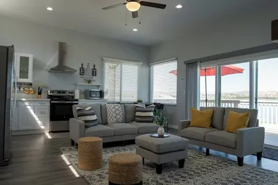 Image de Gorgeous Lake Front Home w/Boat access Unit 2