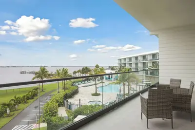Image de Sleek Coastal Condo with Stunning Riverfront Views and Luxury Amenities