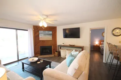 Image de Hawks Nest 2 bedroom Condo Minimal Steps from Parking Lake View!