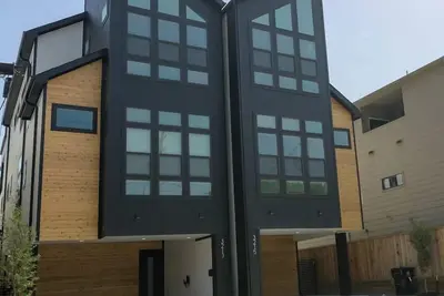 Image de 14br/14ba Luxury Houston Homes with Skyline Views!