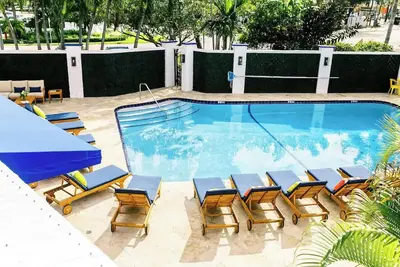 Image de Lovely 1 Bedroom Apt w/ Patio, Kitchenette, Pool Access, & Parking