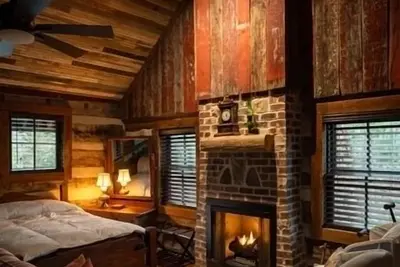 Image de Charming 2-Br, 2 1/2 B 1860 log cabin in peaceful setting Rutherfordton WiFi, Ac