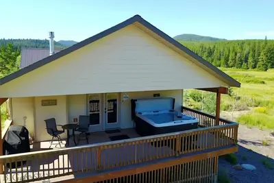 Image de Relaxing Hot Tub, Scenic Views, Mins to Yellowstone\n- Lone Pine Lodge