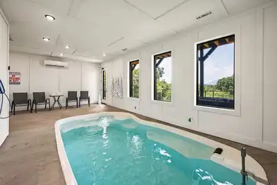 Image de Beautiful 4 Bedroom Indoor Pool - Luxury Cabin