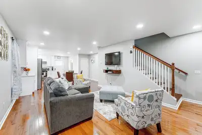 Image de 2 Mi to Dtwn: Well-Appointed Bridgeport Duplex!