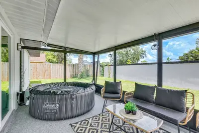 Image de 16 Mi to Downtown Tampa: Home w/ Hot Tub!