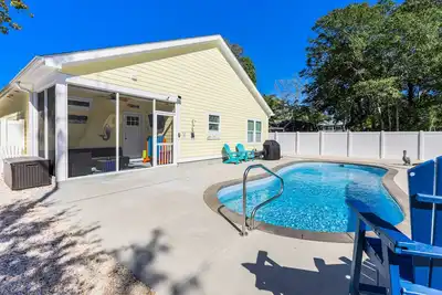 Image de Brand New 4 Bedroom Home With Saltwater Pool, Dog Friendly, Fenced-In Back Yard & Screened-In Porch