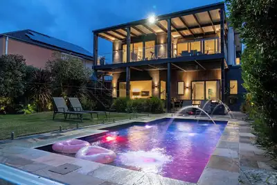 Image de Stylish Retreat: Bay views, Fire Pit, Heated Pool, Game Room & Breakfast
