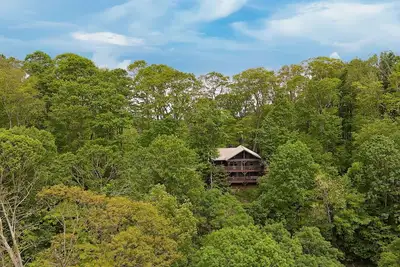 Image de Beautiful 4-bedroom, 3-bathroom Mountain Getaway - Hot Tub + Mountain Views!