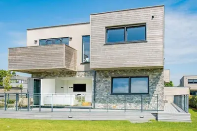Image de Luxury Yachthaven Living - Modern 5 Bedroom Home Sea Views