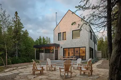 Image de Peninsula House: a modern North Bruce waterfront