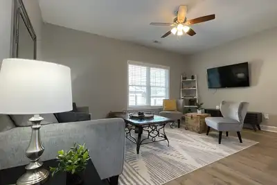 Image de Stylish 2br Townhome with Garage & Modern Flair