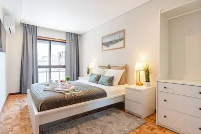 Image de Bright and Elegant Urban Flat w/Balcony by Host Wise