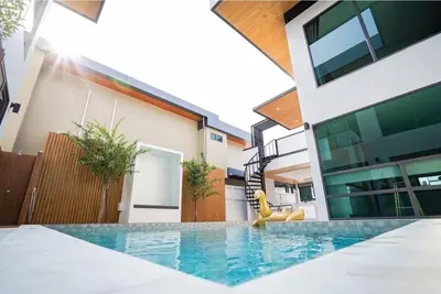 Image de 6-bedroom villa in superb Muang Pattaya with WiFi, Ac, fitness room\n\n\n\n