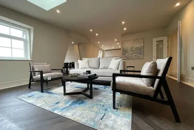 Image de Luxurious 2 Br, 2 Ba Apt, Desirable Chigwell