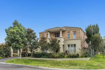 Image de Elegant Home with 3 En-Suites Facing Golf Course