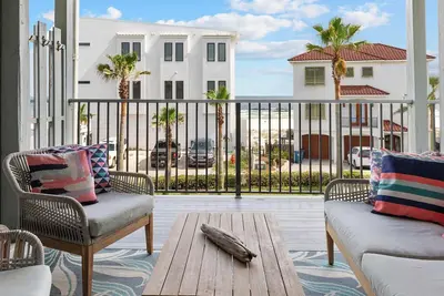 Image de Coastal Getaway with Pool + Tickets for Local Activities | 5-min Walk to Beach
