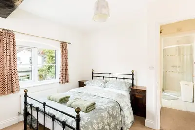 Cv34 4jd 20 St Nicholas Church Street · Cosy 2 Bed, Central Warwick & Parking | Pass The Keys