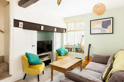 Cv34 4st 23 The Butts Warwick · Traditional 2 Bed Cottage, Central Warwick | Pass The Keys