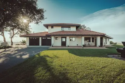 Image de Vista El Pomar-Luxe Hill Top Home. Located on 10 acres in the El Pomar Ava.