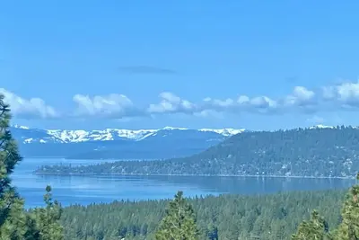 Image de Stunning family-friendly home with multiple balconies, fireplace & lake views