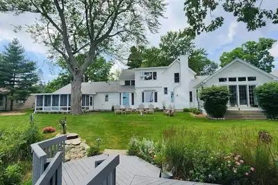 Image de Spacious coastal farmhouse with modern ammenities on beautiful Lake Huron!