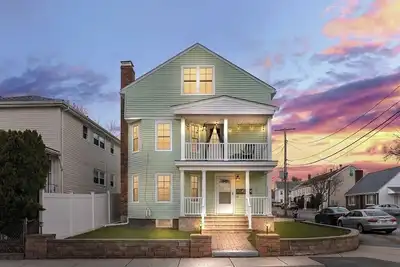 Image de 4 Bed 2 full Bath Sleeps 4-8 comfortably - Luxury Charm By the Charles