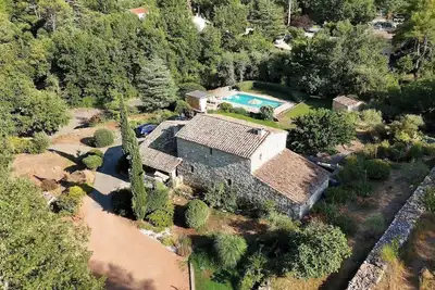 Image de Découvrez le charme d'un mas provençal rénové, votre jardin d'Éden vous attend!