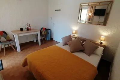 Image de Cassetta 92 Marie Pierre studio cocooning  en rdc  parking privé climatisé wifi